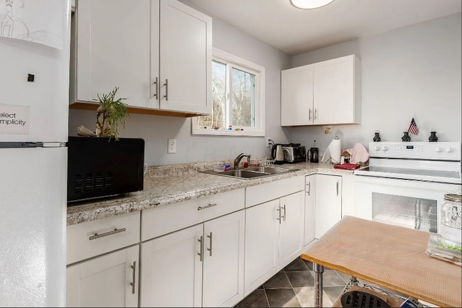 Photo - 453 Burg St Unit A