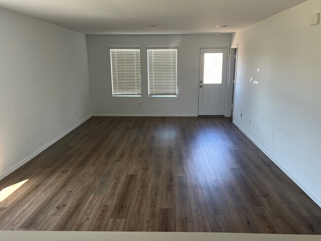 Photo - 427 Gabbro Gdns