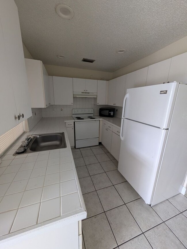 Building Photo - 1382 Birkdale Dr Unit 1388