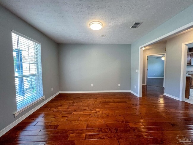 Photo - 7342 Wymart Rd