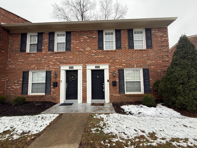 Building Photo - Westport Road Townhouse adjacent to Westpo...