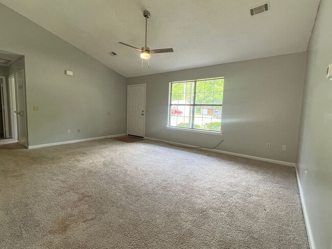 Photo - AVAILABLE APRIL [SMALL PETS ONLY] House