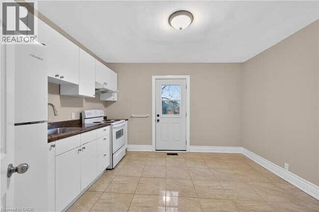 Photo - 17 Sanford Ave S