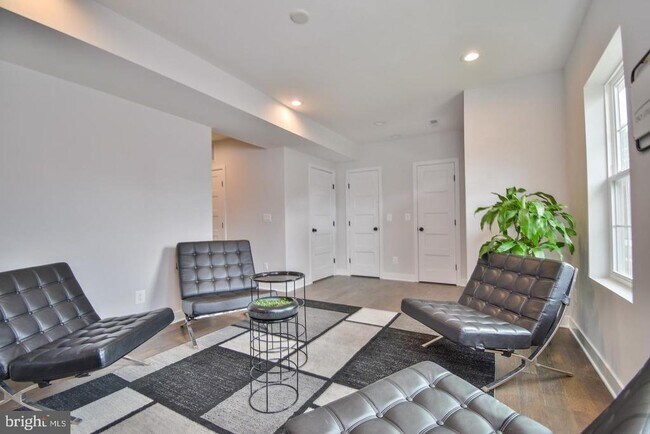 Photo - 8276 Safarian Way