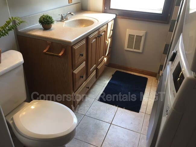 Photo - 253 College St SE