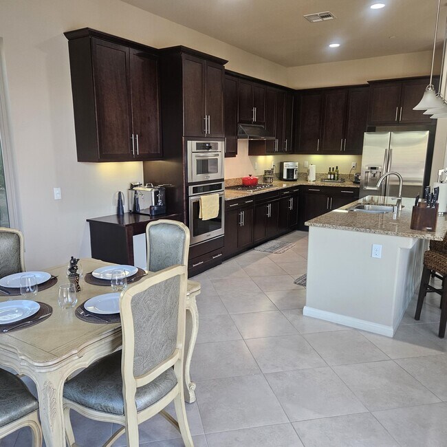 81672 Avenida Viesca