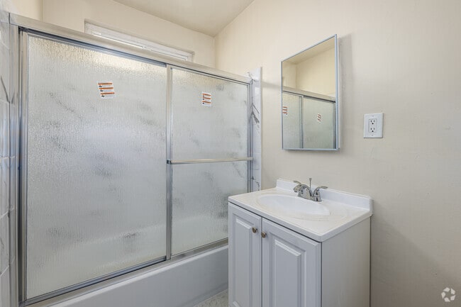 1BR, 1BA - 600SF - Bathroom