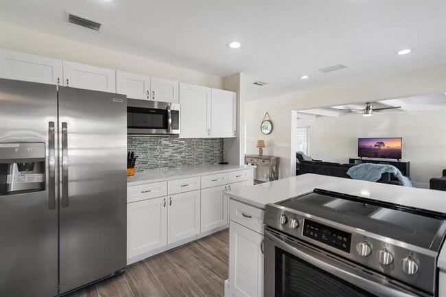 Building Photo - 2501 NE 12th St