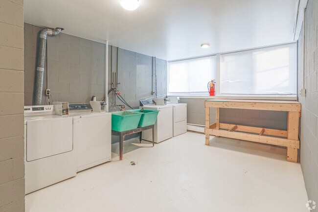 Photo - Lahser Manor Unit 2