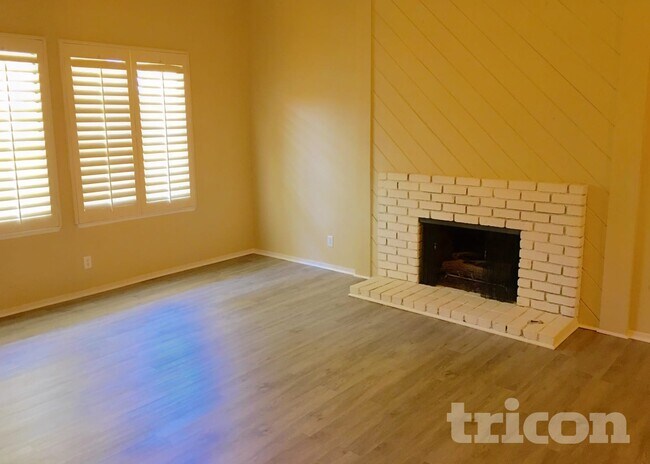 Photo - 320 Oliveiro Ct