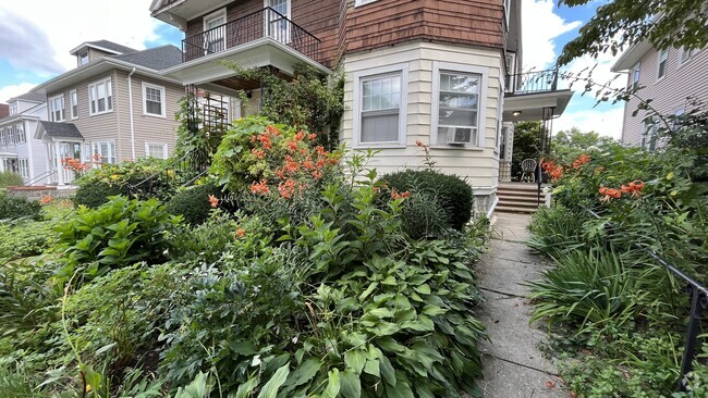 Building Photo - 26 Mapleton St Rental