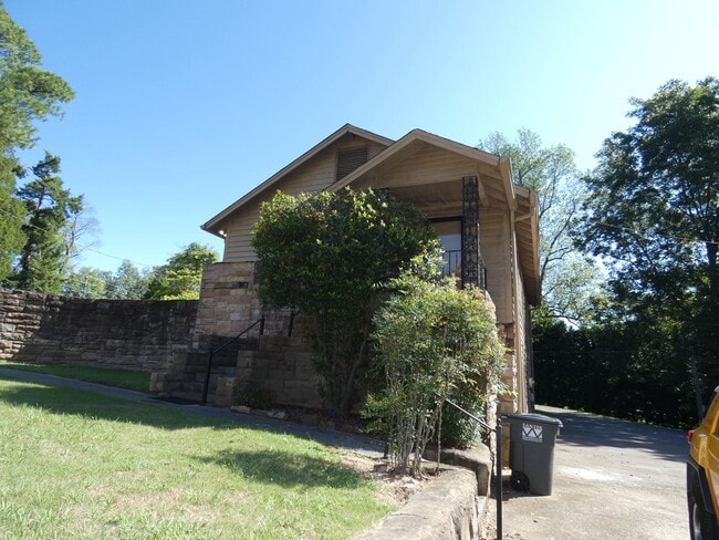 Building Photo - Charming Carriage Home in the Heart of Hoover