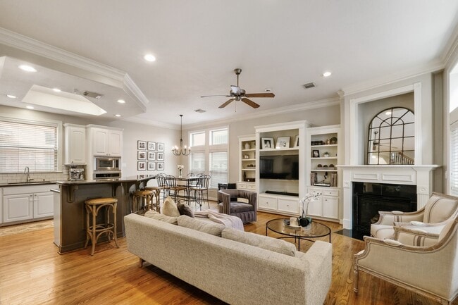 Photo - 933 W 17th St