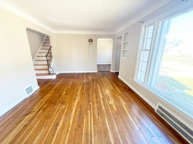 Building Photo - 3 BED 1 BATH BEAUTIFUL SINGLE FAMILY HOME