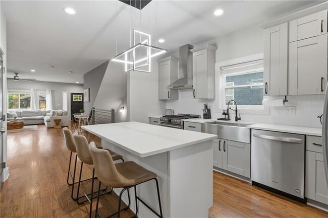 Photo - 160 Vanira Ave SE