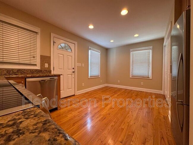 Photo - 712 Hunter St