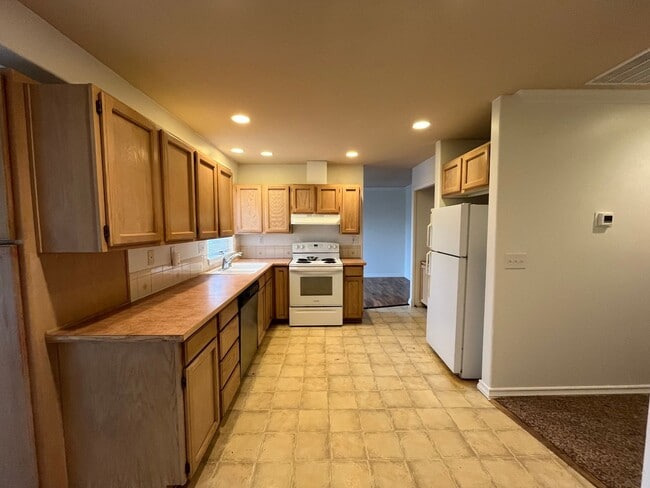 Photo - Three Bedroom In Great Location