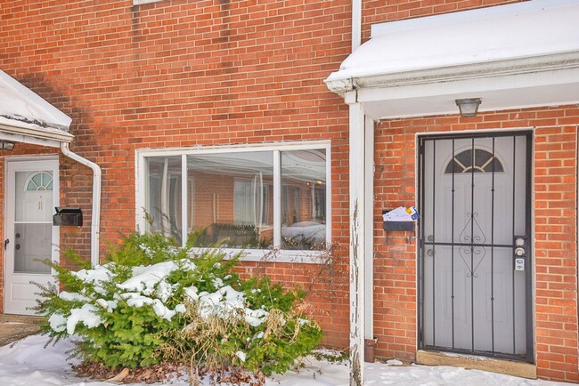 Photo - 2 BED 1.5 BATH UNIT IN THE BANBURY CONDOMINIUMS!