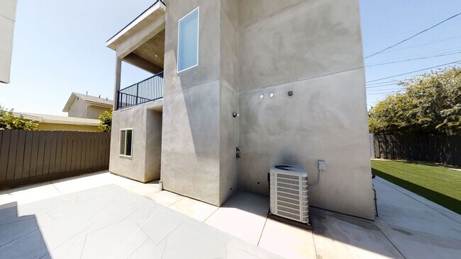 Photo - 4BD/2BA w Large Deck!