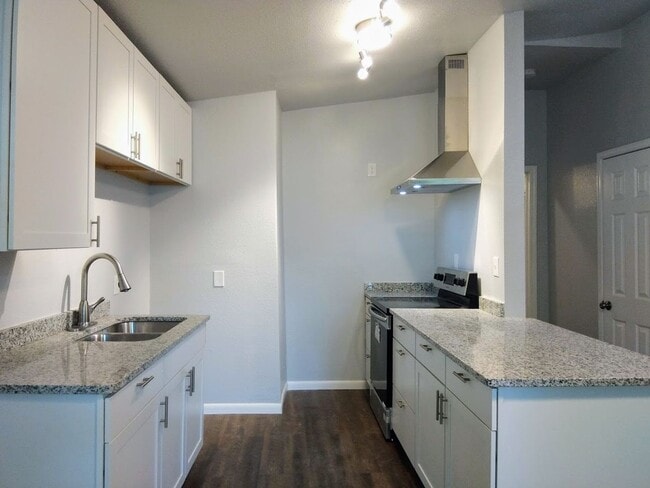 Photo - *COMING SOON* 2 Bedroom Duplex Available Near DOWNTOWN!