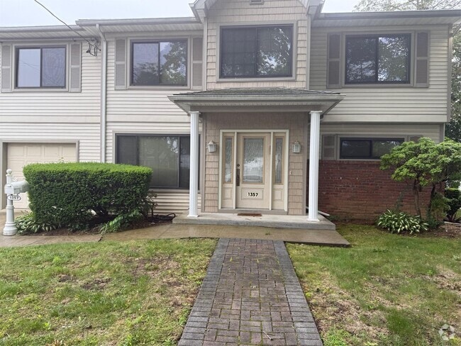 Building Photo - 1357 Kew Ave Rental