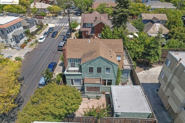 Photo - 477 62nd St