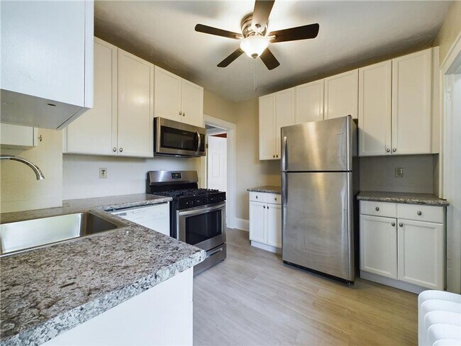 Photo - 6 Bedroom House Available Near Concordia University!