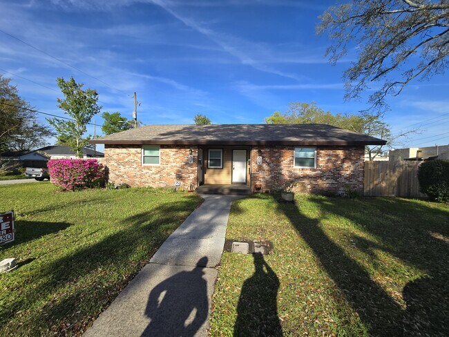 Building Photo - 2018 Merrill Ave Unit 2018