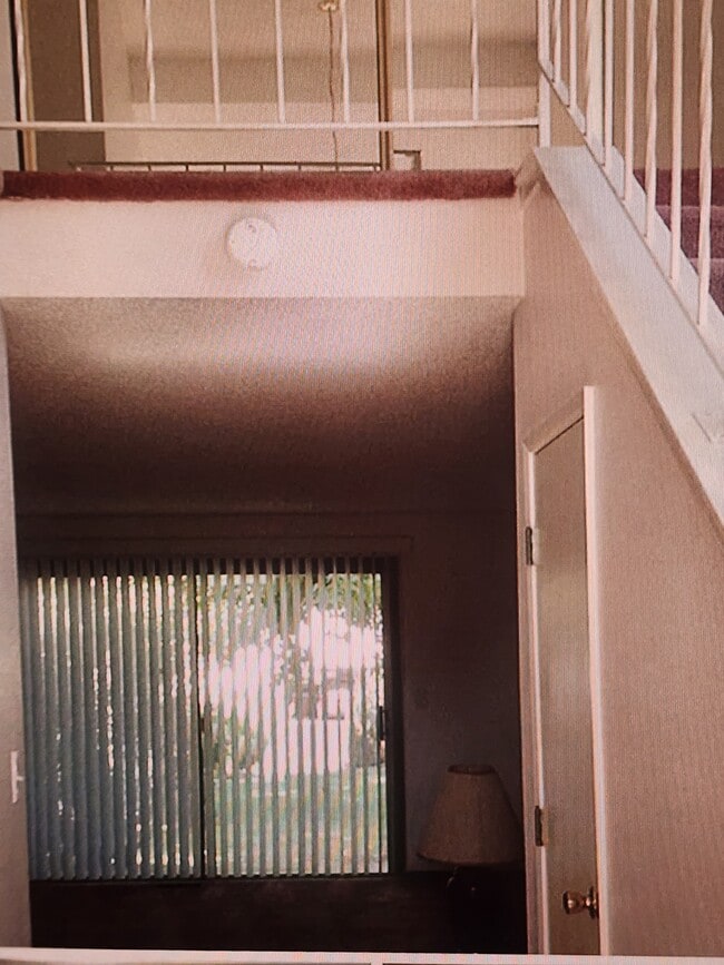 Building Photo - 50 NE Village Squire Ave Unit 14