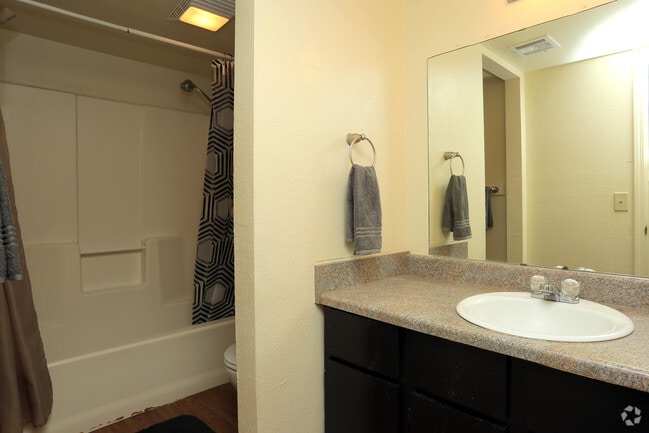 2BR Corporate Apartment - 805SF - Bathroom