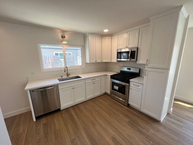 **Newly Renovated 2BDRM/1BTH with in unit ... - **Newly Renovated 2BDRM/1BTH with in unit ... Casa Adosada