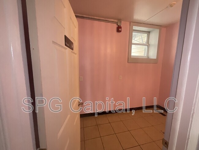 Photo - 13 W King St