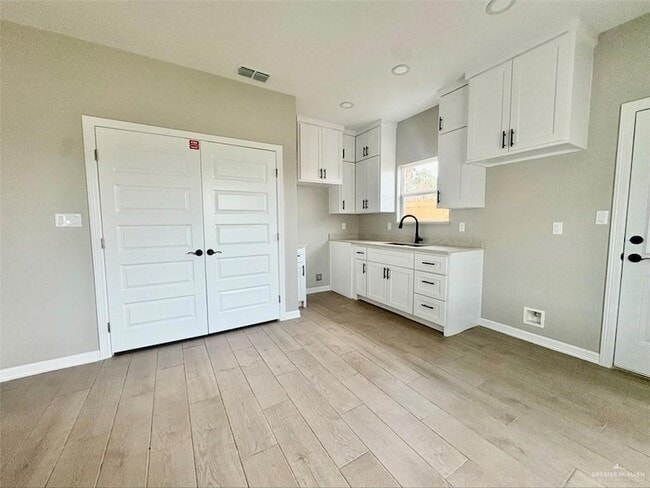 Photo - 913 E 13th St Unit 1