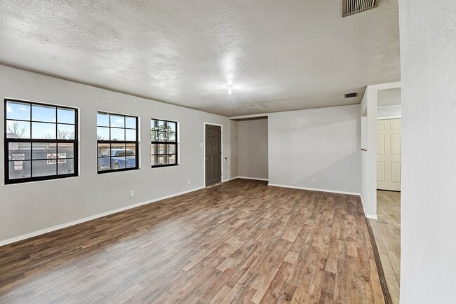 Photo - 1401 E 18th St