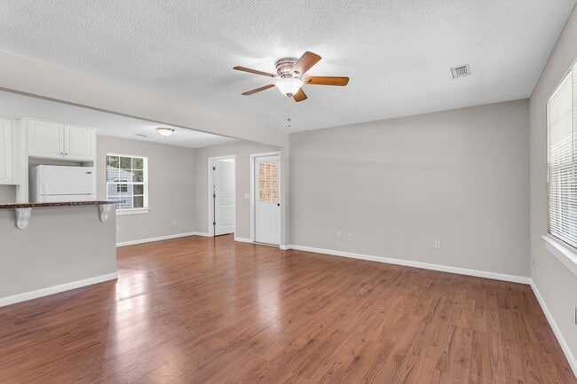 Photo - 3 Bedroom 2 Bathrooms in Piercfield Forest - Richmond Hill