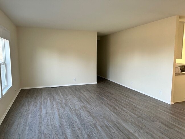 Photo - Large Spacious 5 Bedroom House with Fenced Yard