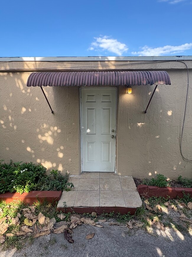 Building Photo - 6387 Coral Way Unit 6387 Studio Apartment