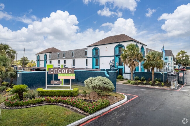 Entrada al complejo - Encore on the Bay Apartments