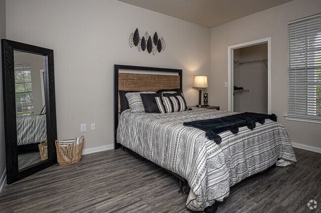 1BR, 1BA - 843SF