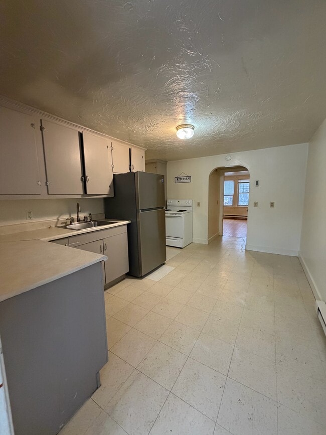 Building Photo - 43 Sutton St Unit 43B