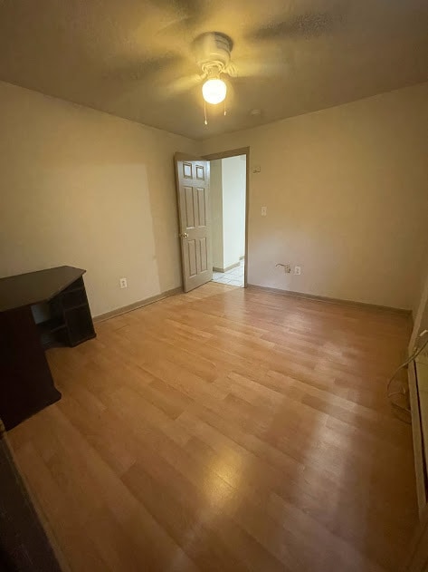 Dormitorio 1 - Los escritorios vienen con el apartamento. - 3103 Haverford Ave Unidad 1