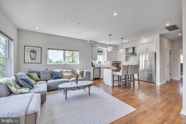 Photo - 7038 Pipers Glen Wy