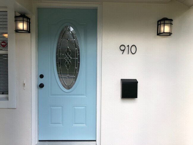 Photo - Renovated 2 bed/2 bath home located in the heart of Orlando!     Lake Davis Neighborhood