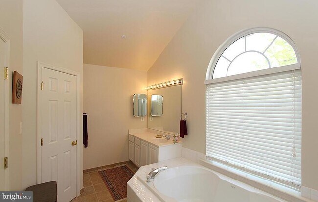 Photo - 537 Longhorn Crescent