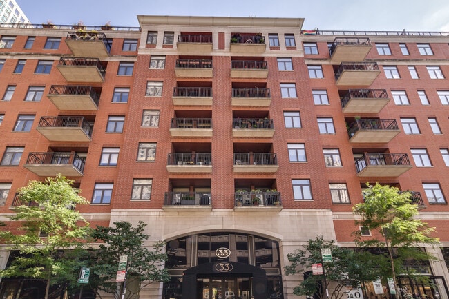 Building Photo - 33 W Huron St Unit 305
