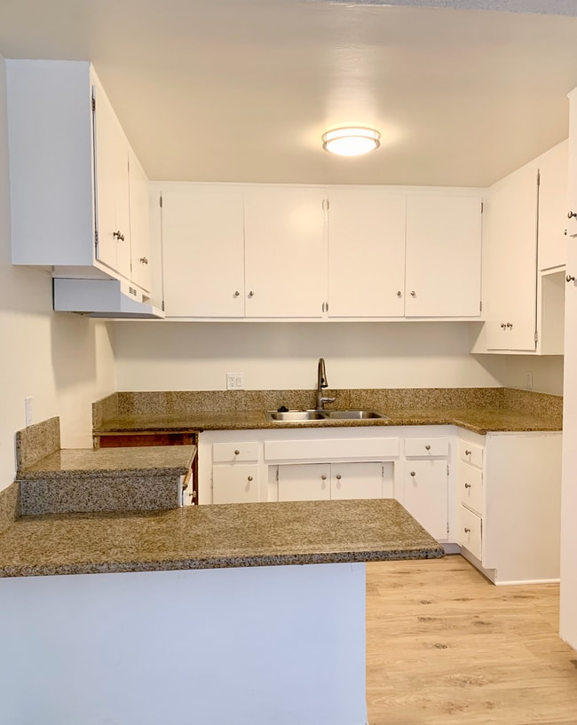 Photo - Cozy 1 bedroom unit located in Canoga Park with Laundry On-site and Community Pool! Unidad 102