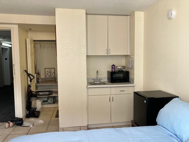 Kitchenette microwave and Hot Plate - 1920 Ala Moana Blvd Unit Inn on The Park Condo