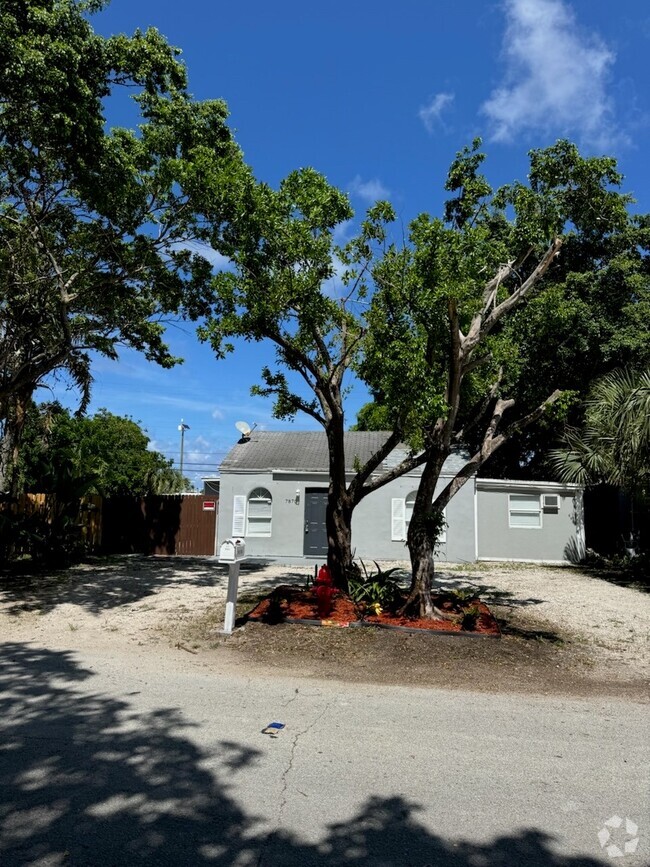 Building Photo - 7870 Loomis St Rental