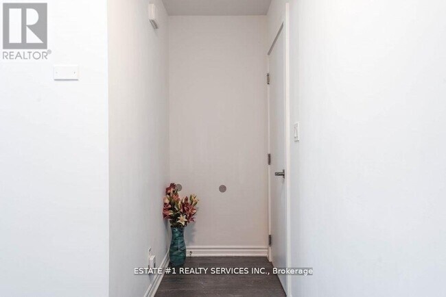 Photo - 7 Falaise Rd