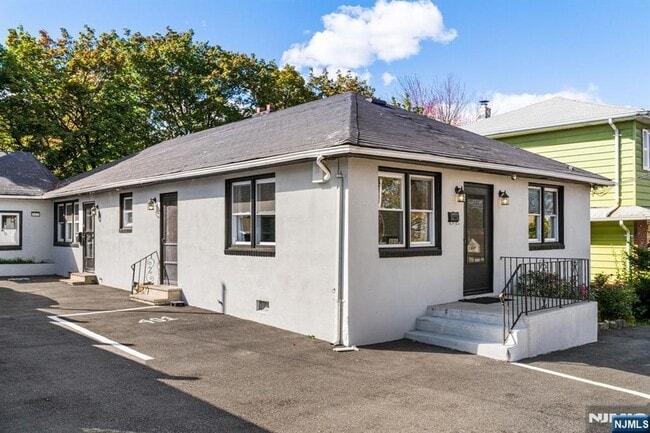 Photo - 401 Essex St